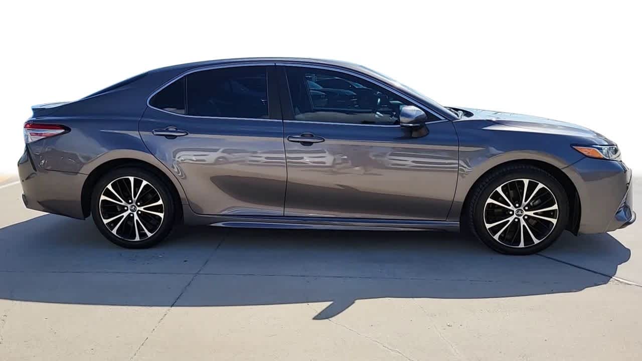 2018 Toyota Camry SE 9