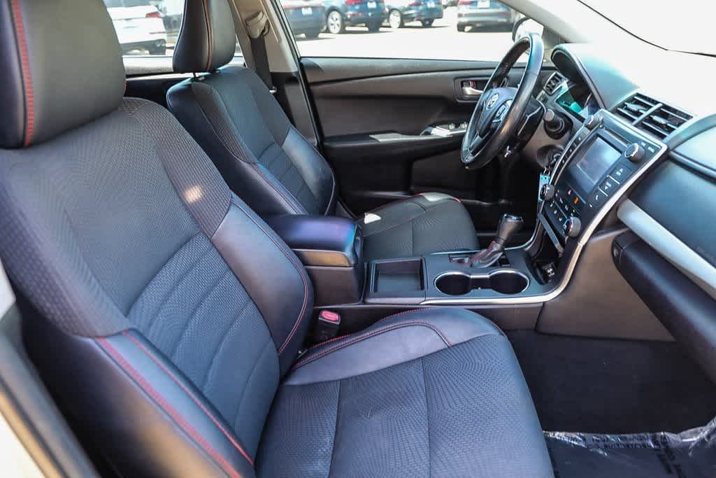 2016 Toyota Camry SE 18