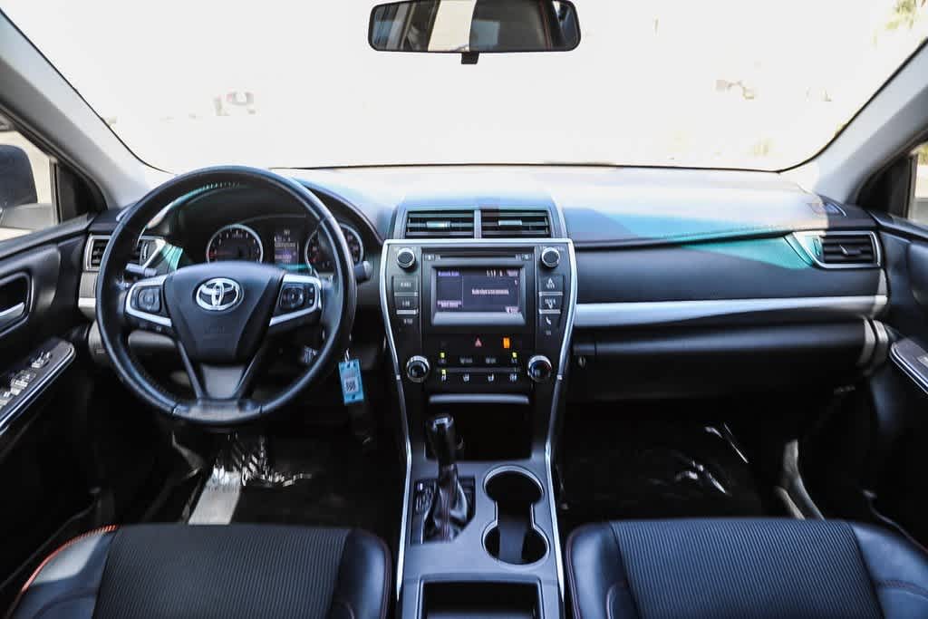 2016 Toyota Camry SE 14