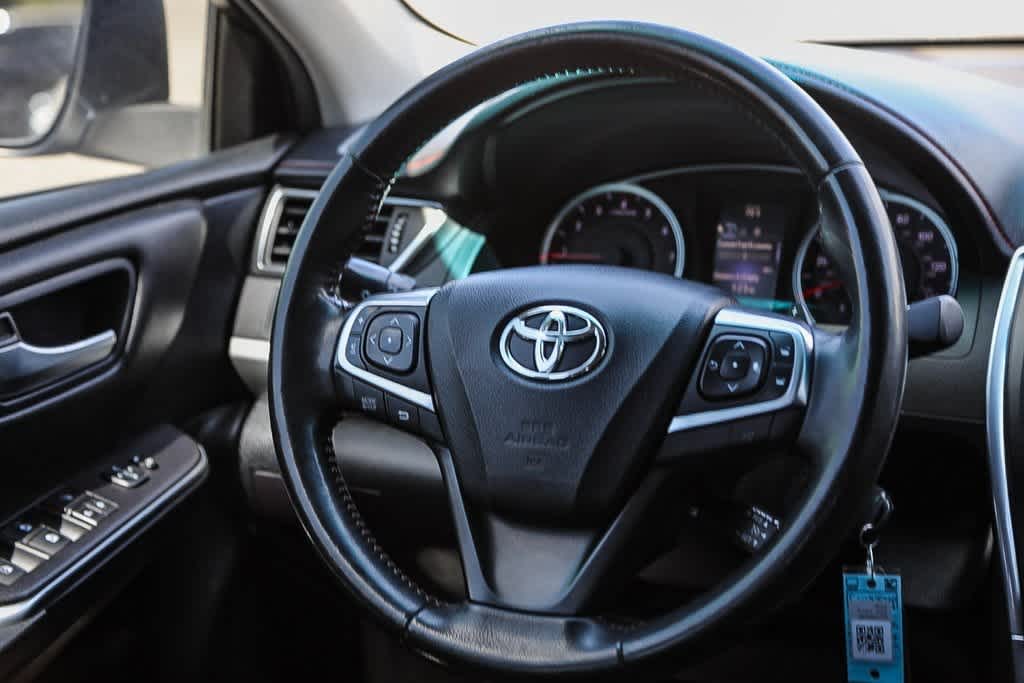 2016 Toyota Camry SE 17