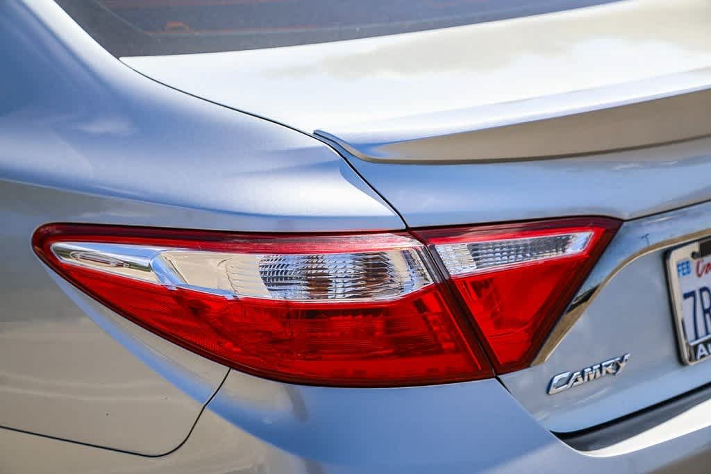 2016 Toyota Camry SE 11