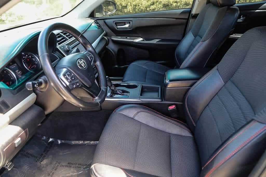 2016 Toyota Camry SE 19