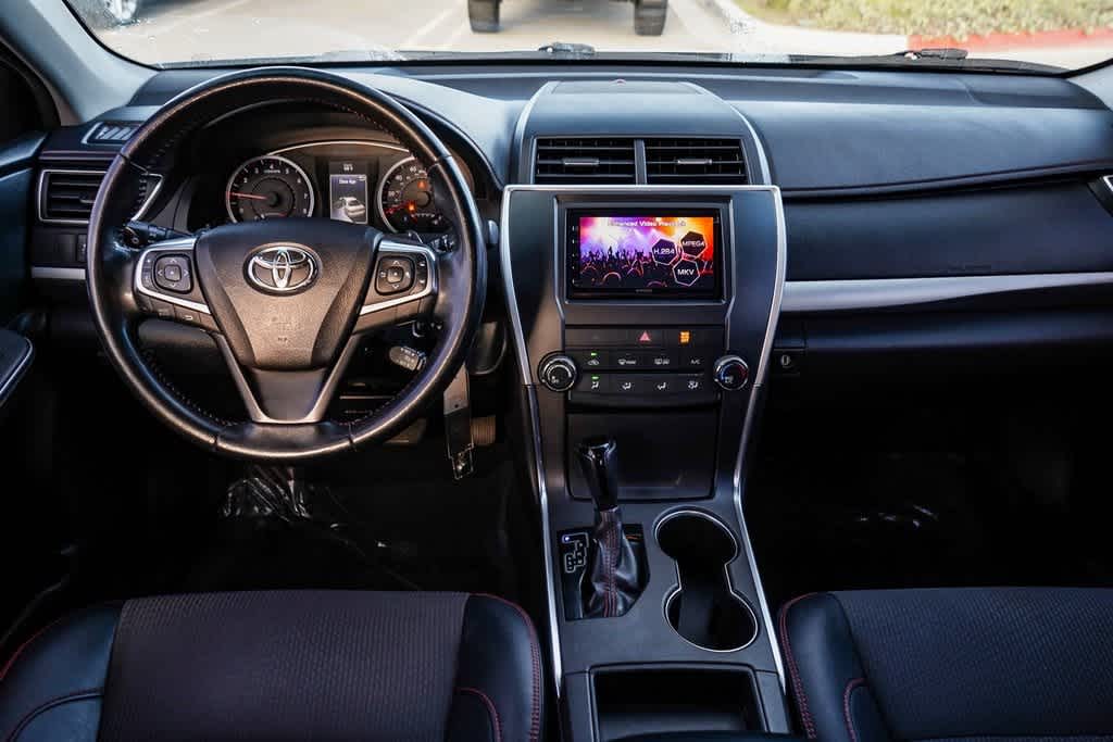 2016 Toyota Camry SE 14