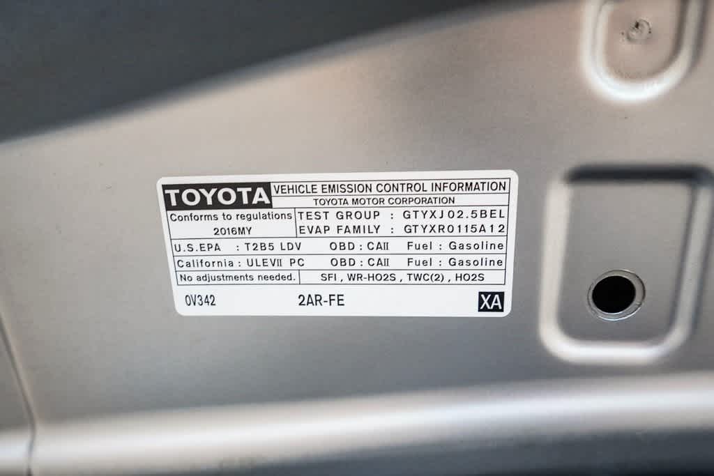 2016 Toyota Camry SE 32