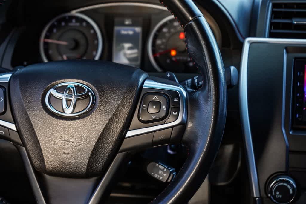 2016 Toyota Camry SE 19