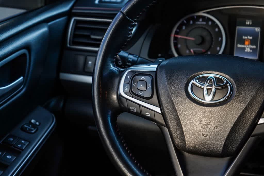 2016 Toyota Camry SE 18