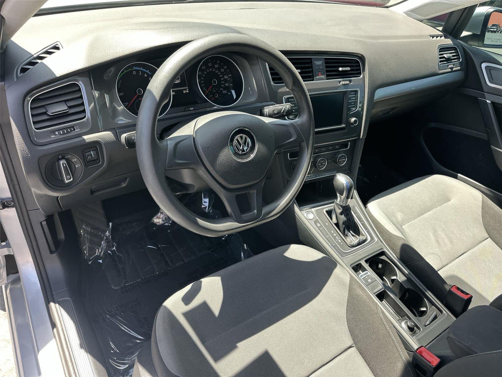 Used 2016 Volkswagen e-Golf e-Golf SE with VIN WVWKP7AUXGW903942 for sale in Tustin, CA