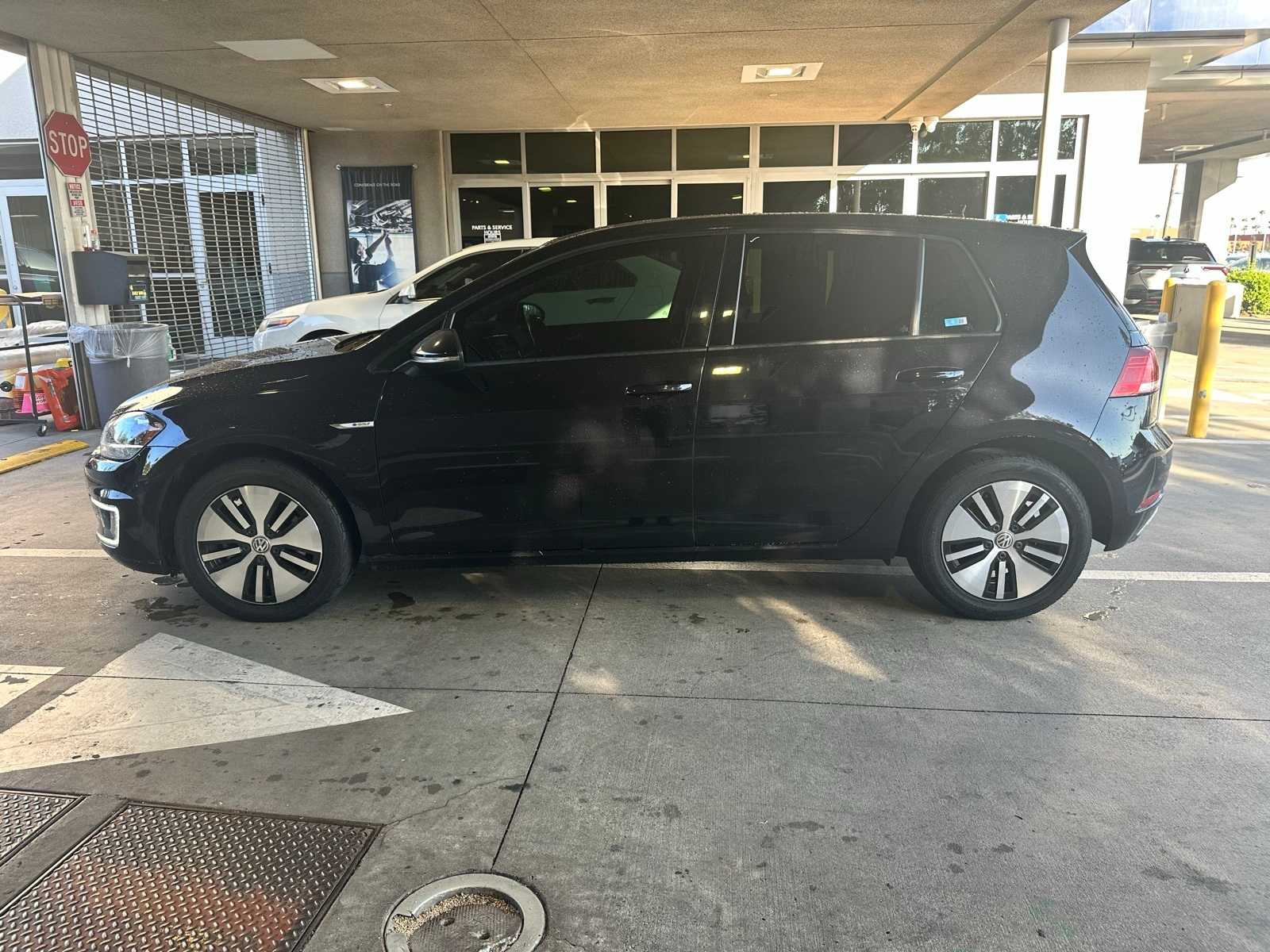 Used 2017 Volkswagen e-Golf e-Golf SE with VIN WVWKR7AU0HW950604 for sale in Tustin, CA