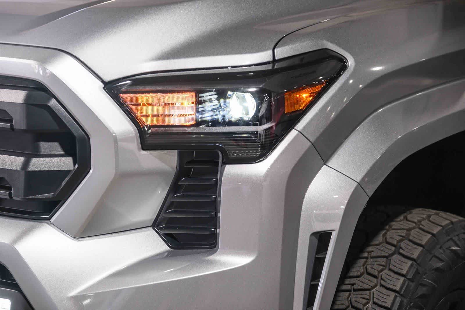 2026 Toyota Tacoma SR5 - Photo 12