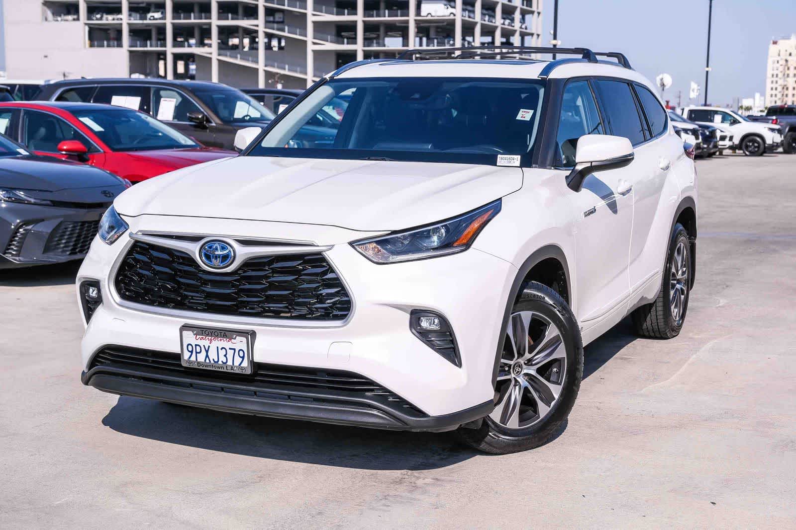 2021 Toyota Highlander XLE Hybrid 4x4's photo
