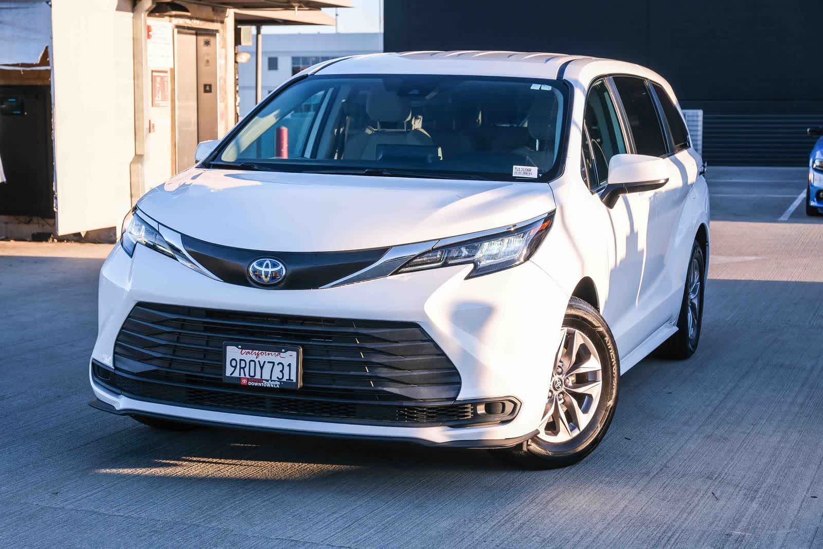 2023 Toyota Sienna LE FWD photo
