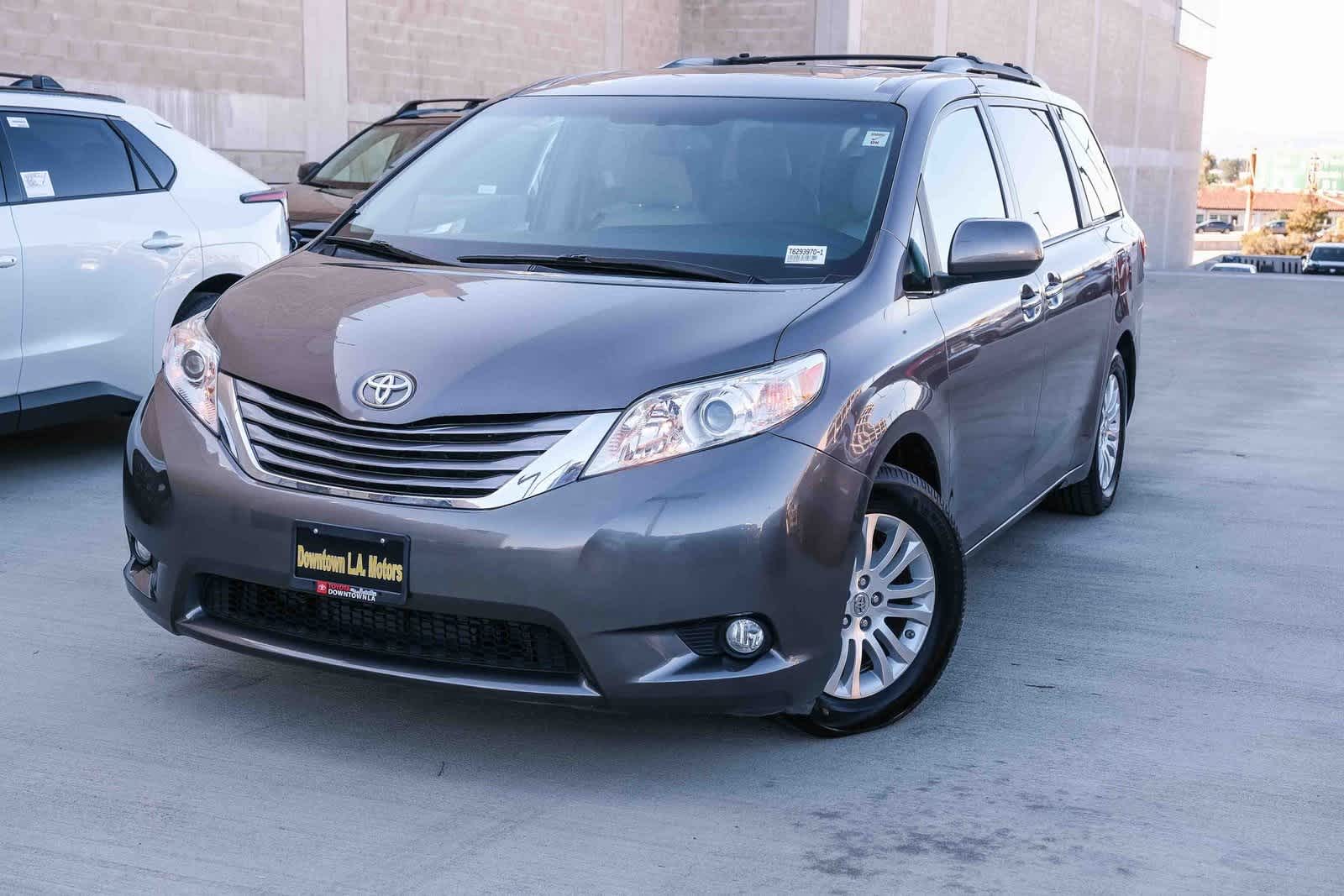 2016 Toyota Sienna XLE Premium's photo
