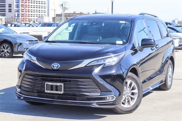 2023 TOYOTA Sienna XLE