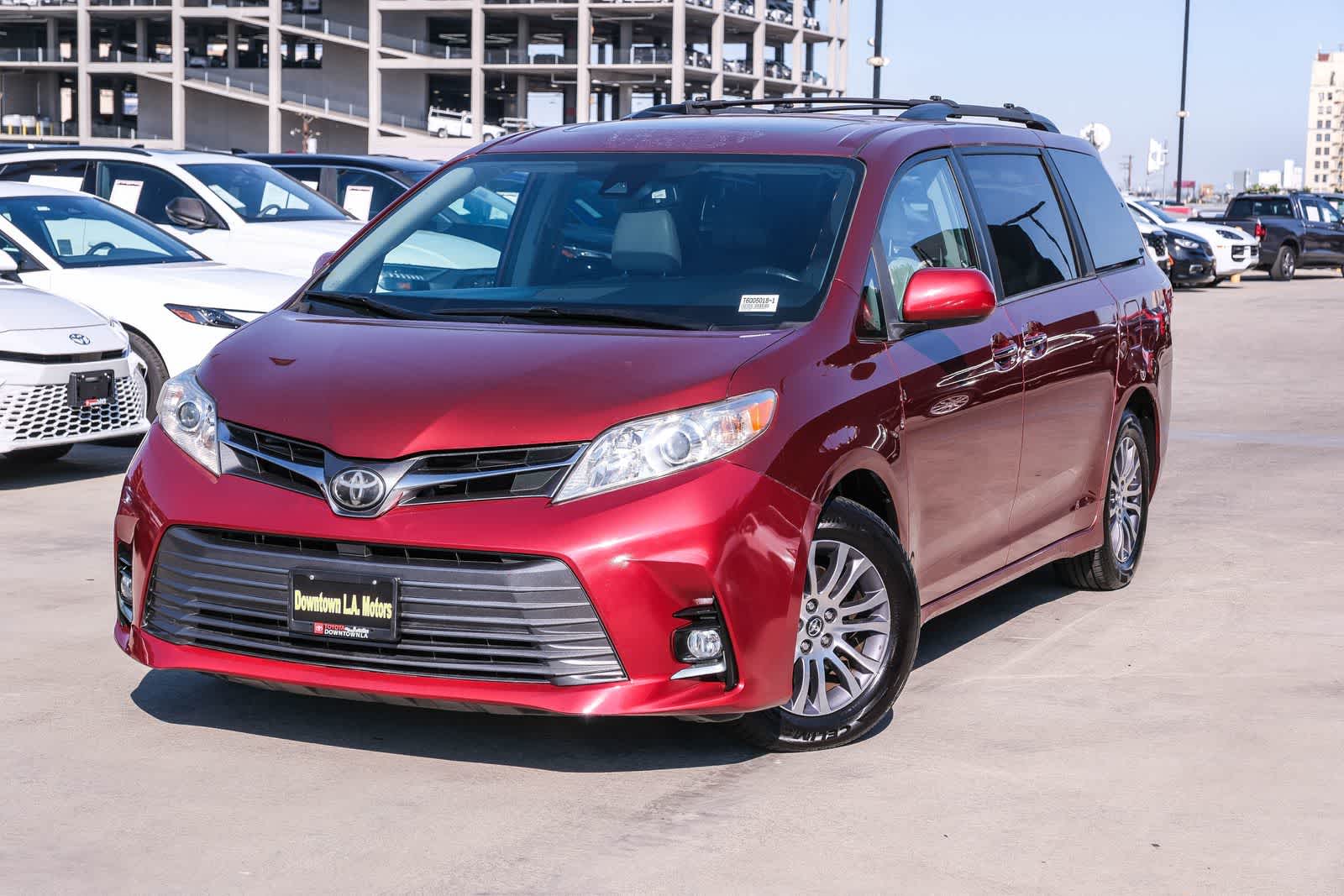 2018 Toyota Sienna XLE V6 8-Passenger's photo