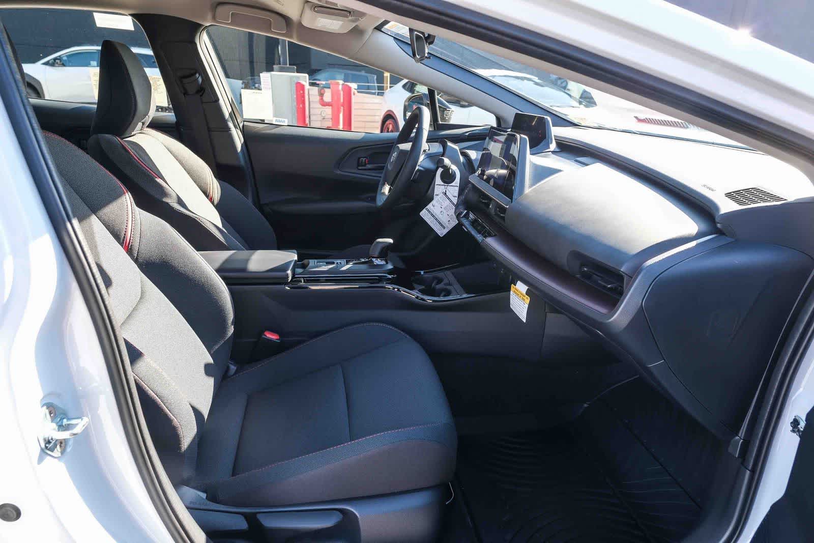 2026 Toyota Prius Plug-in Hybrid SE - Photo 18