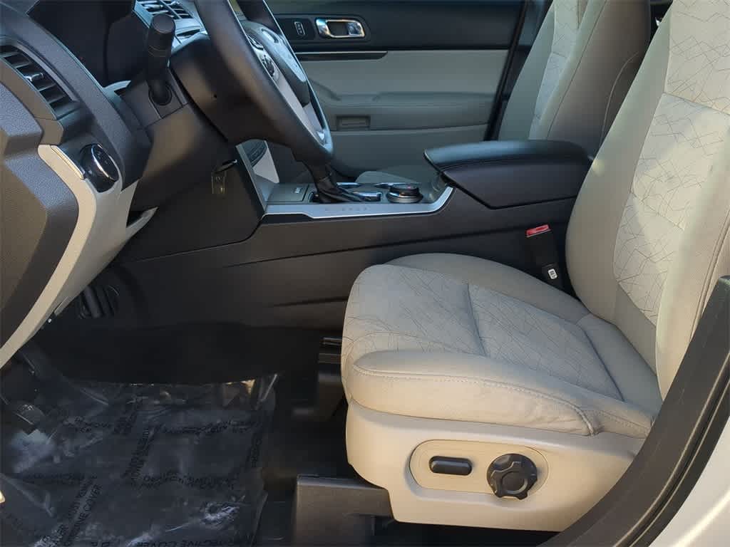 2013 Ford Explorer Base 17