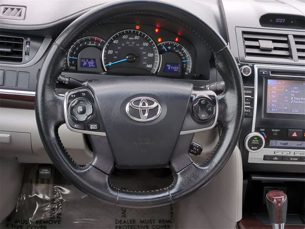 2013 Toyota Camry XLE 24