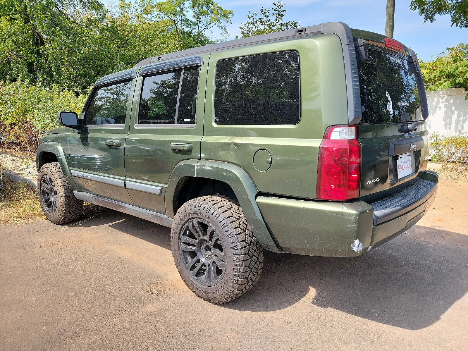 2008 Jeep Commander Sport 2