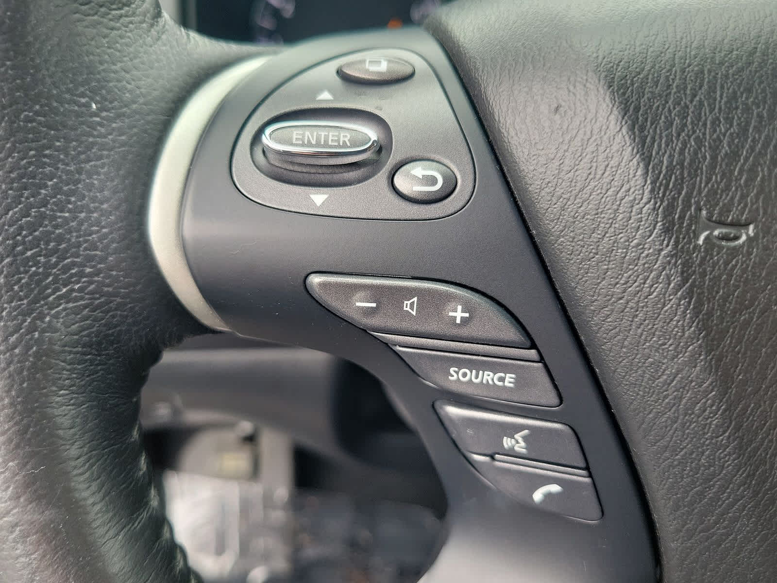 2019 Nissan Pathfinder SL 17