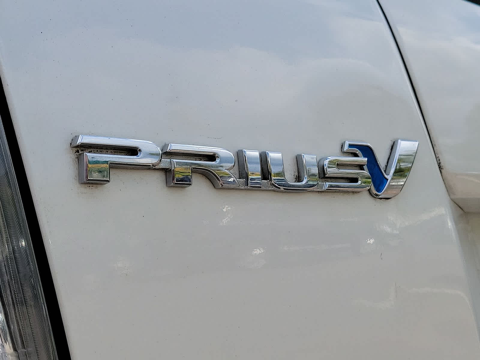 2014 Toyota Prius V Two 24