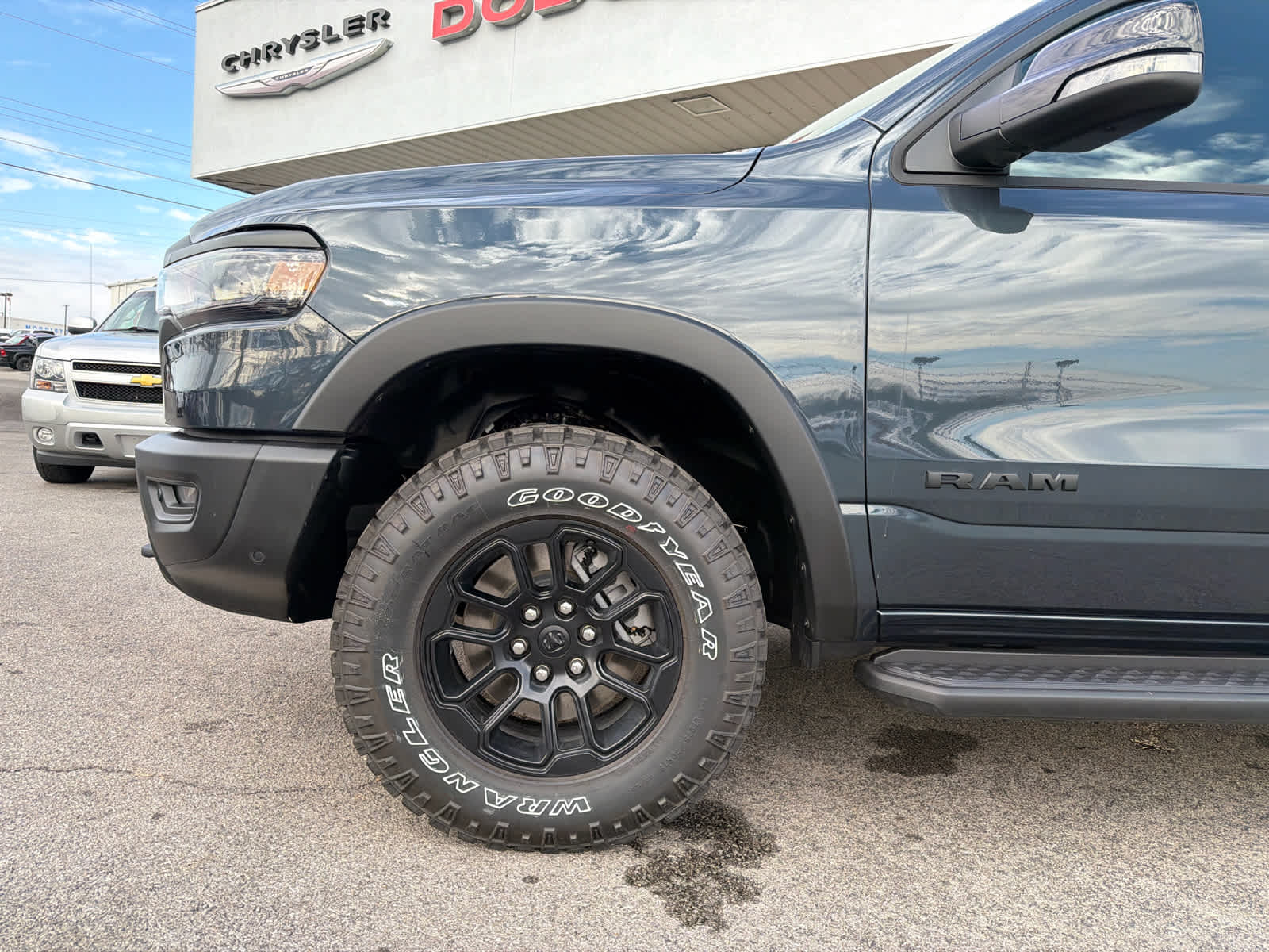 View vehicle photo 2