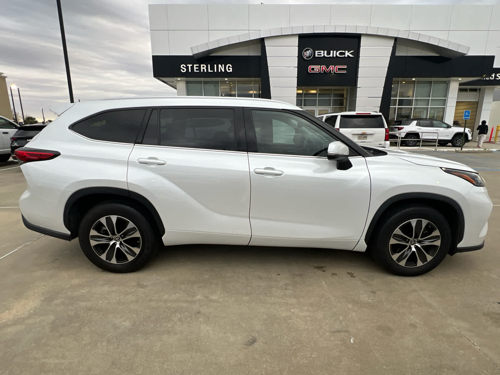 2022 Toyota Highlander XLE FWD