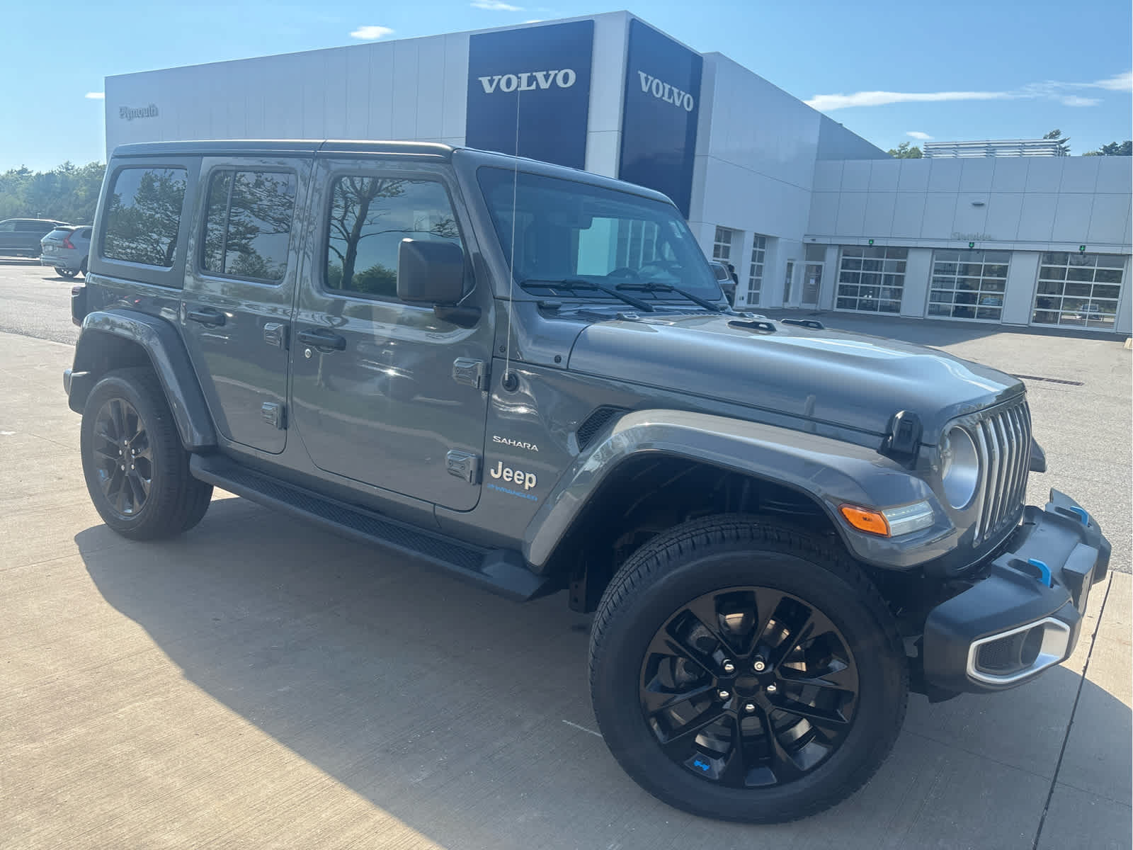 View vehicle photo 4