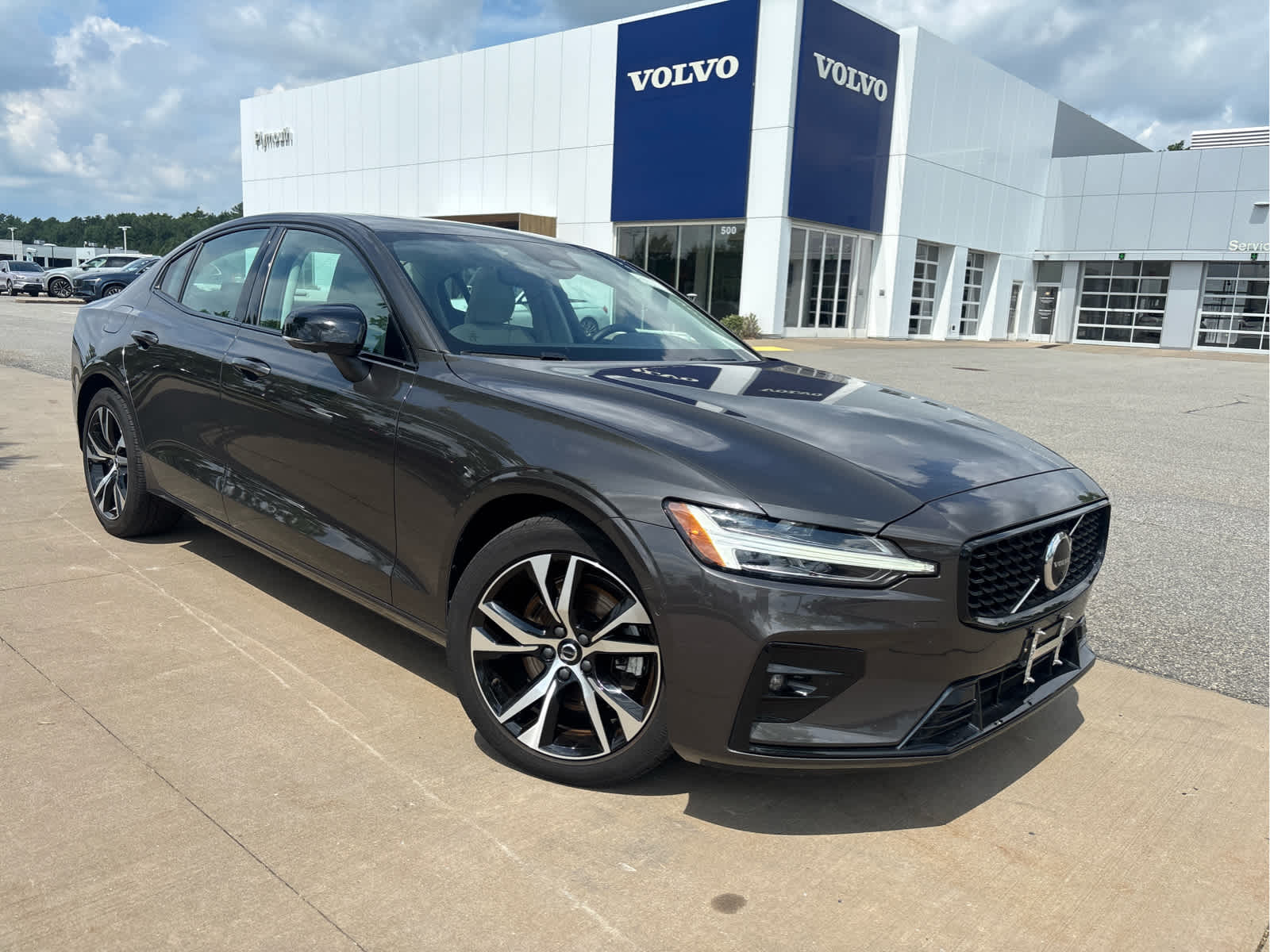Gray (Platinum Grey Metallic) 2025 Volvo S60 Sedan Front-Wheel Drive 8-Speed Automatic