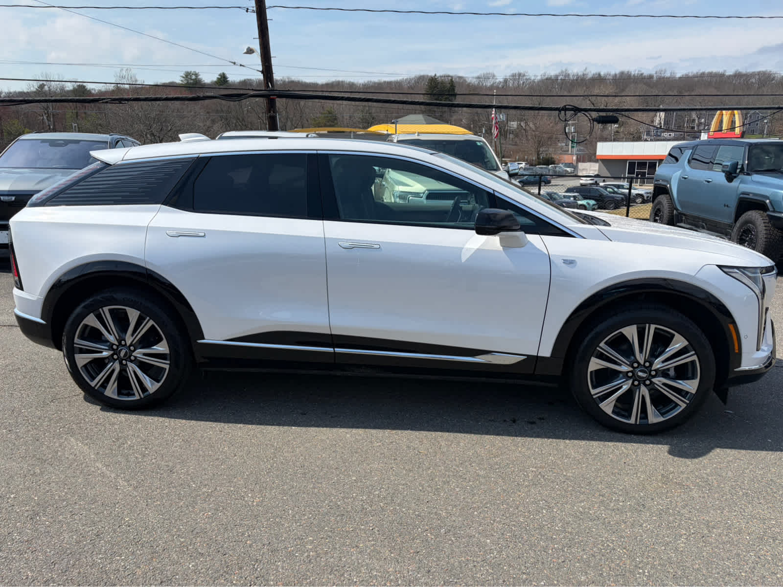 View vehicle photo 4