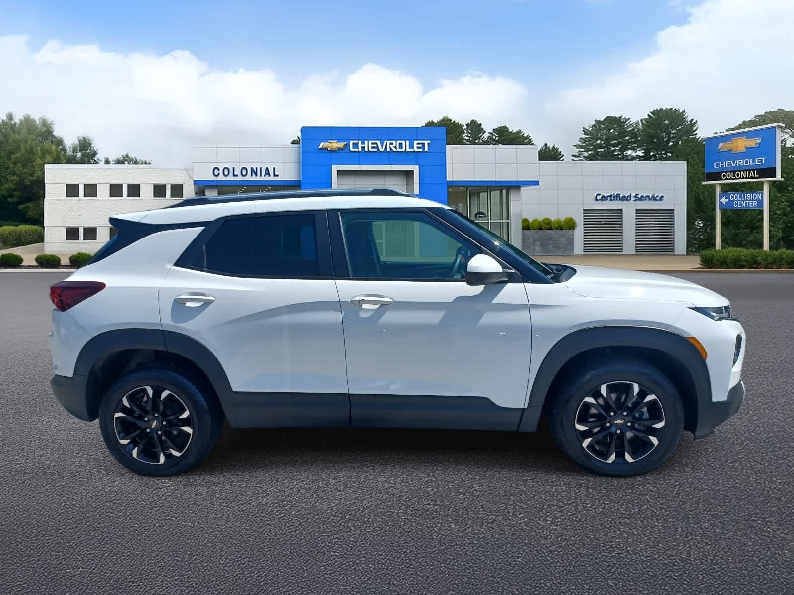 View vehicle photo 3