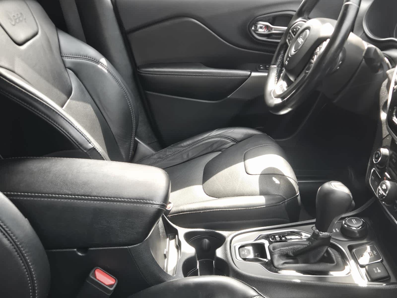 View vehicle photo 4