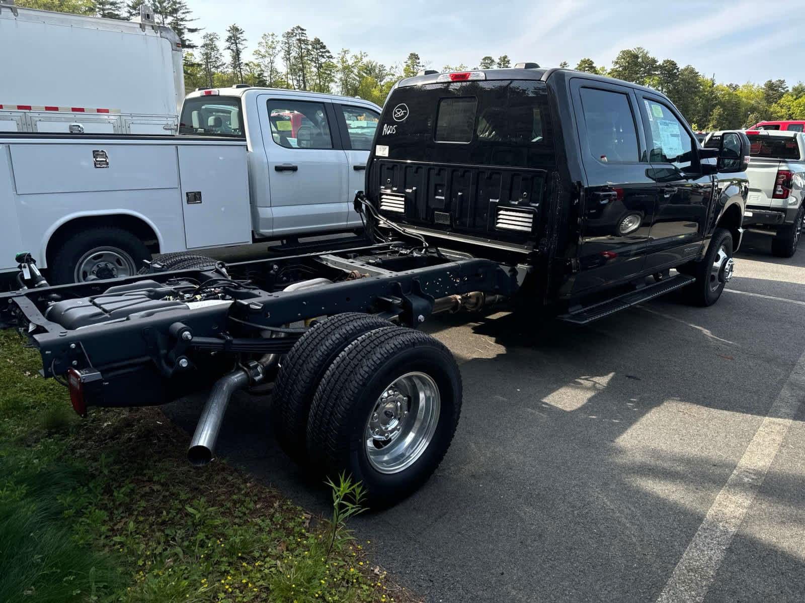 2024 Ford Super Duty F-350 DRW SUPER DUTY 4WD Crew Cab 179 WB 60 CA 3