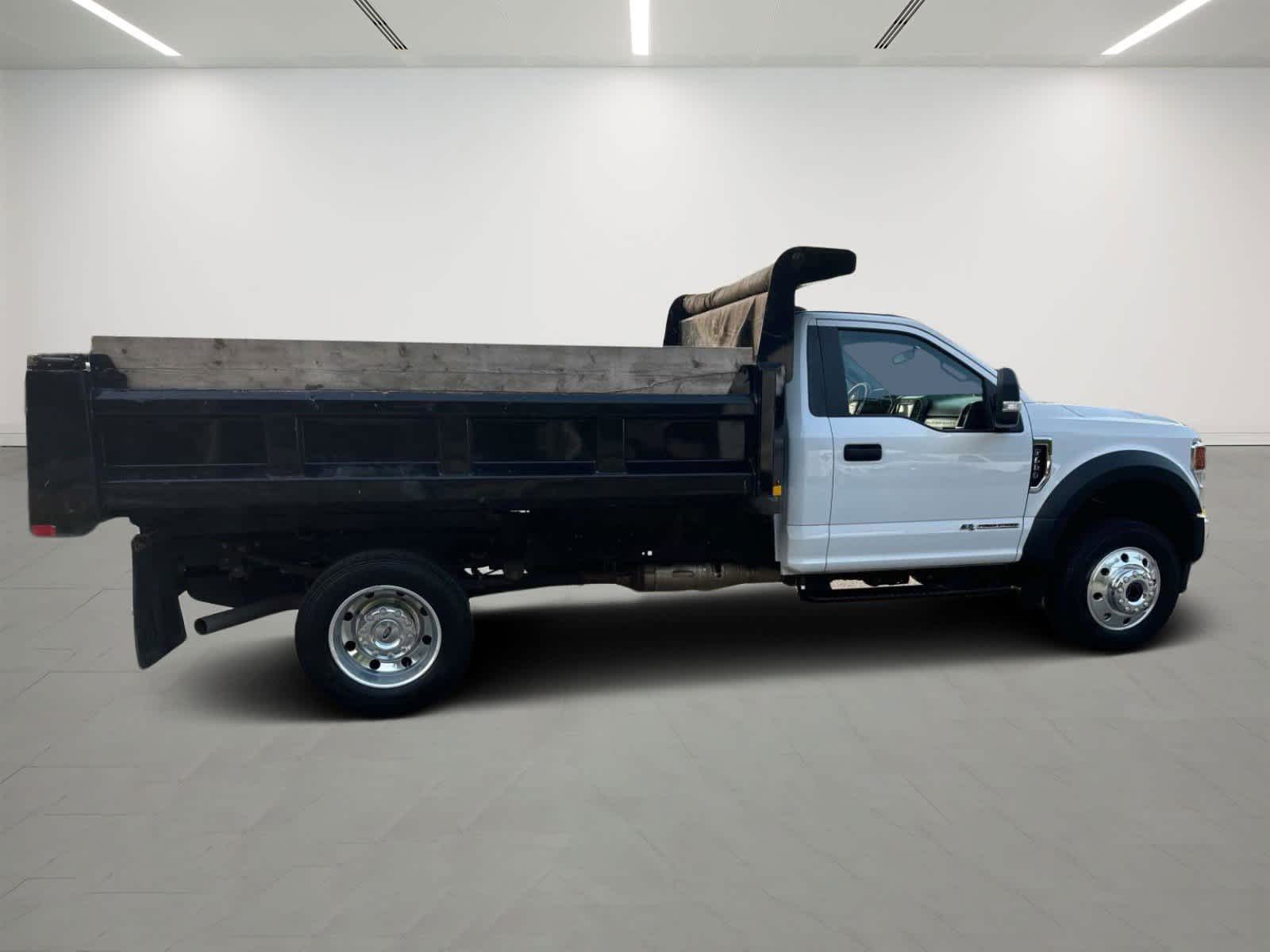 2022 Ford Super Duty F-600 DRW XLT 4WD Reg Cab 169 WB 84 CA 5