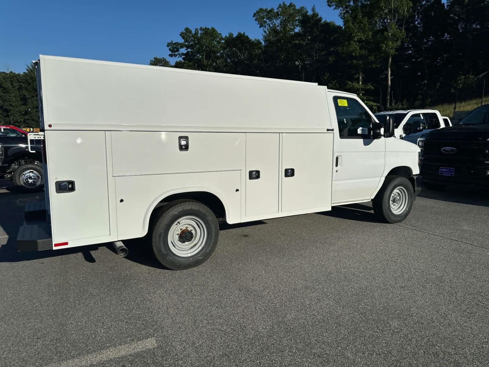 2025 Ford E-Series Cutaway SUPER DUTY 4