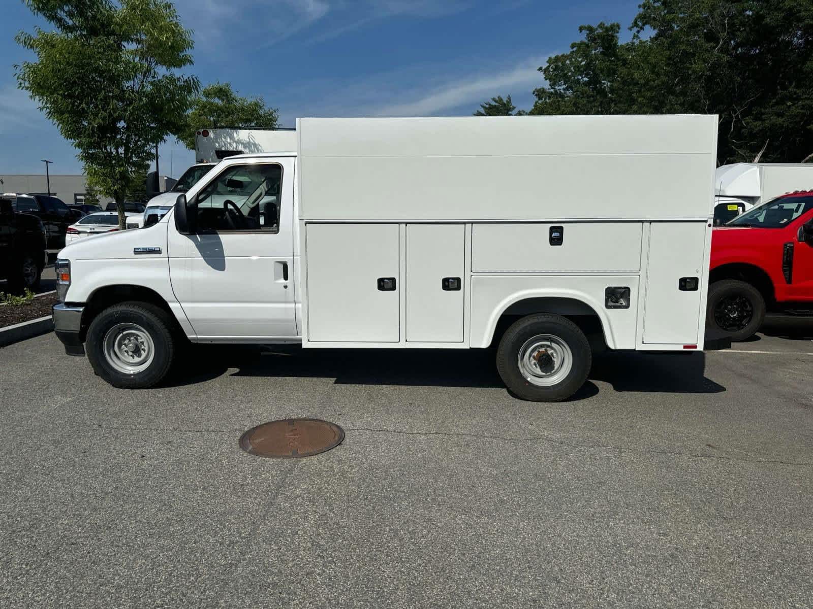 2025 Ford E-Series Cutaway SUPER DUTY 2