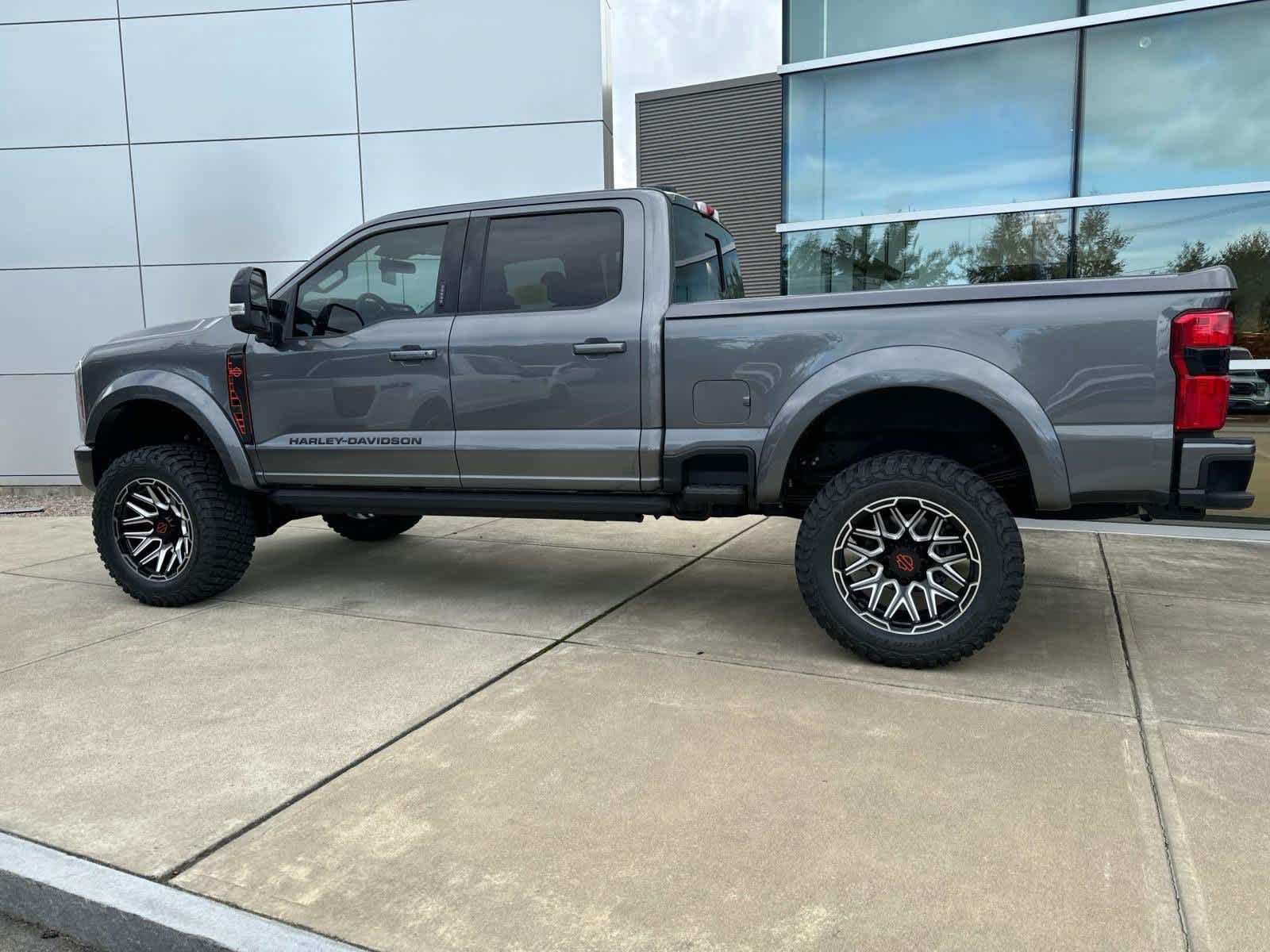 2024 Ford Super Duty F-250 SRW LARIAT 3