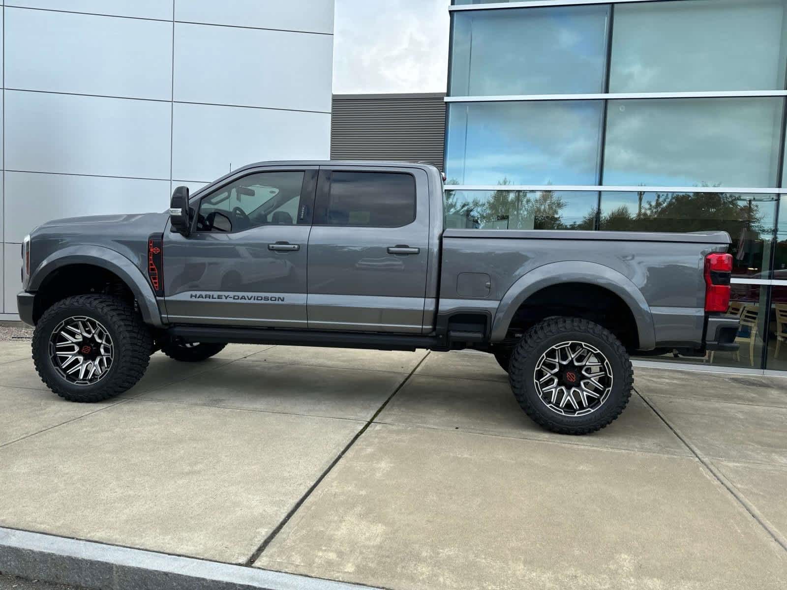 2024 Ford Super Duty F-250 SRW LARIAT 2