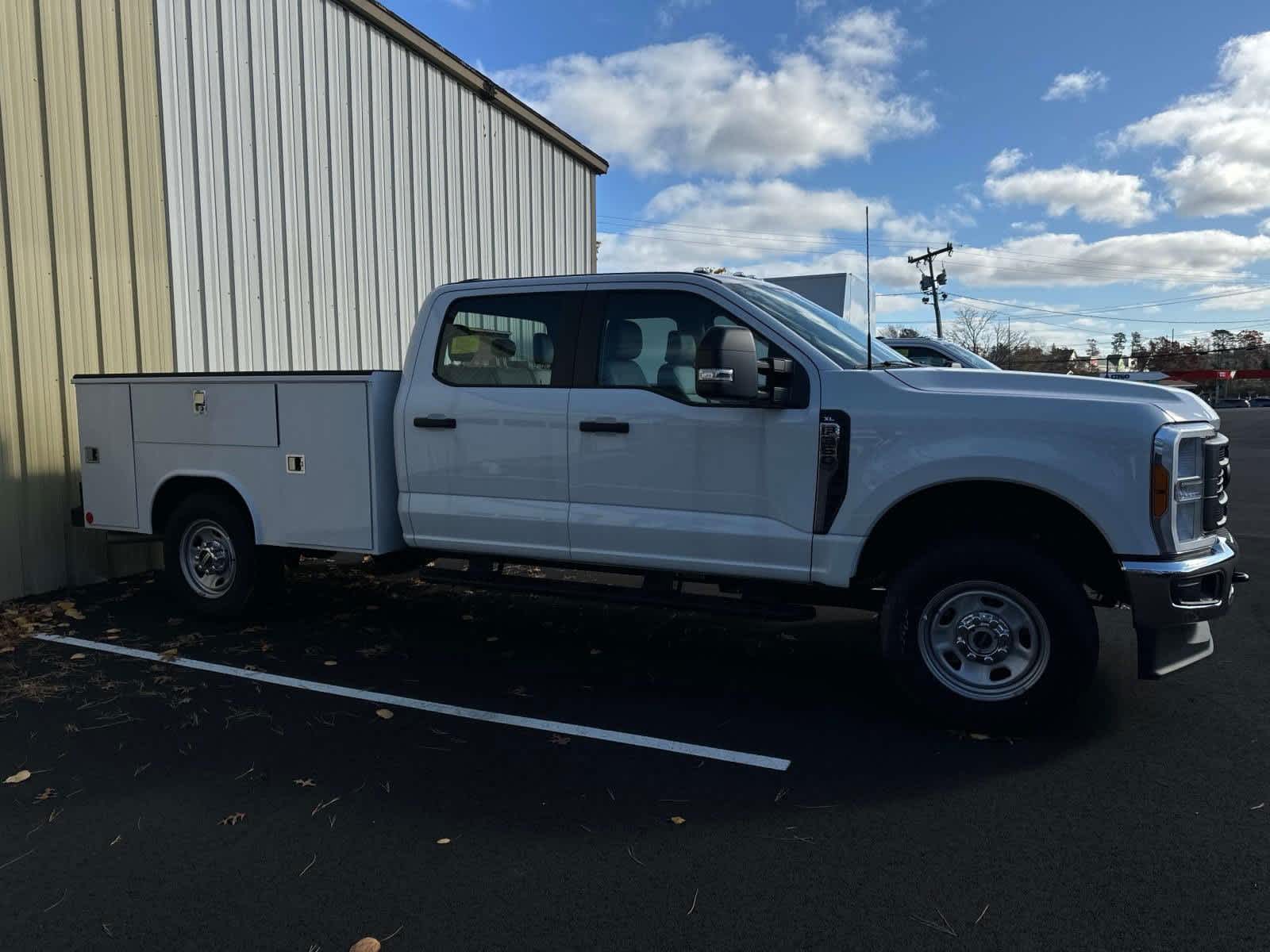 2023 Ford Super Duty F-350 SRW XL 4WD Crew Cab 6.75 Box 28