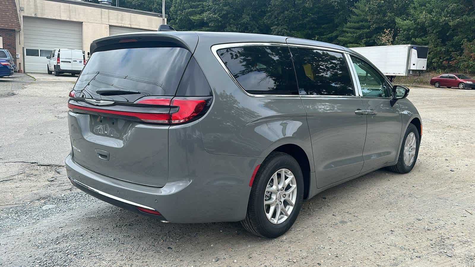 2024 Chrysler Pacifica Touring L 4