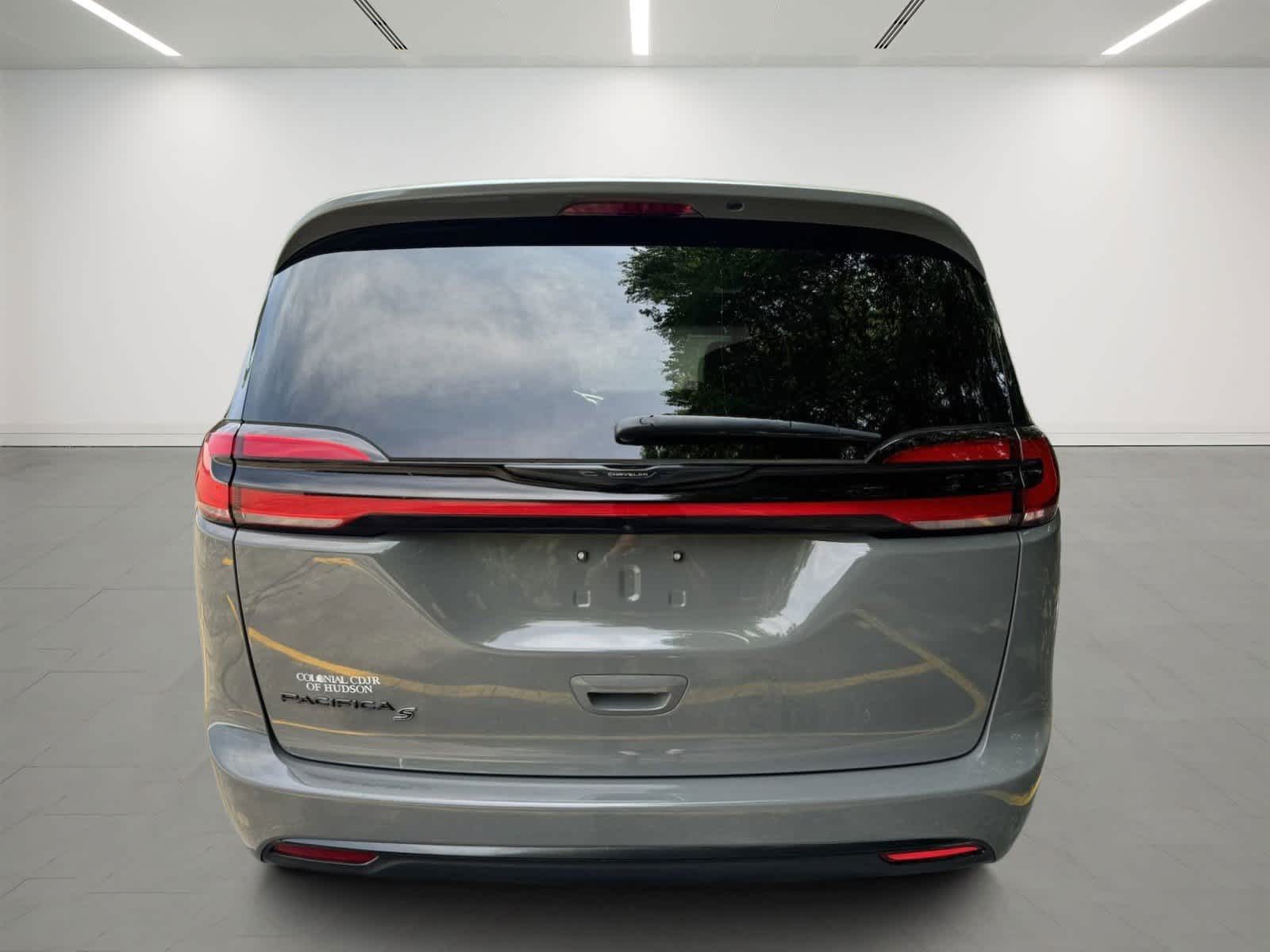 2022 Chrysler Pacifica Touring L 2