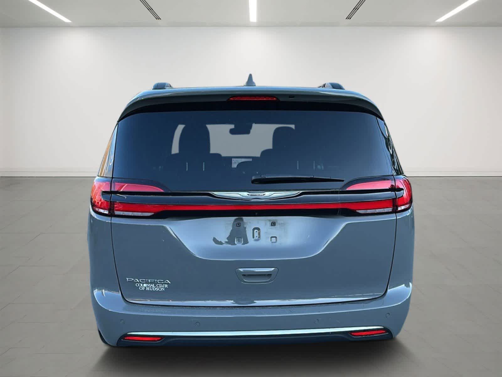 2022 Chrysler Pacifica Touring 3