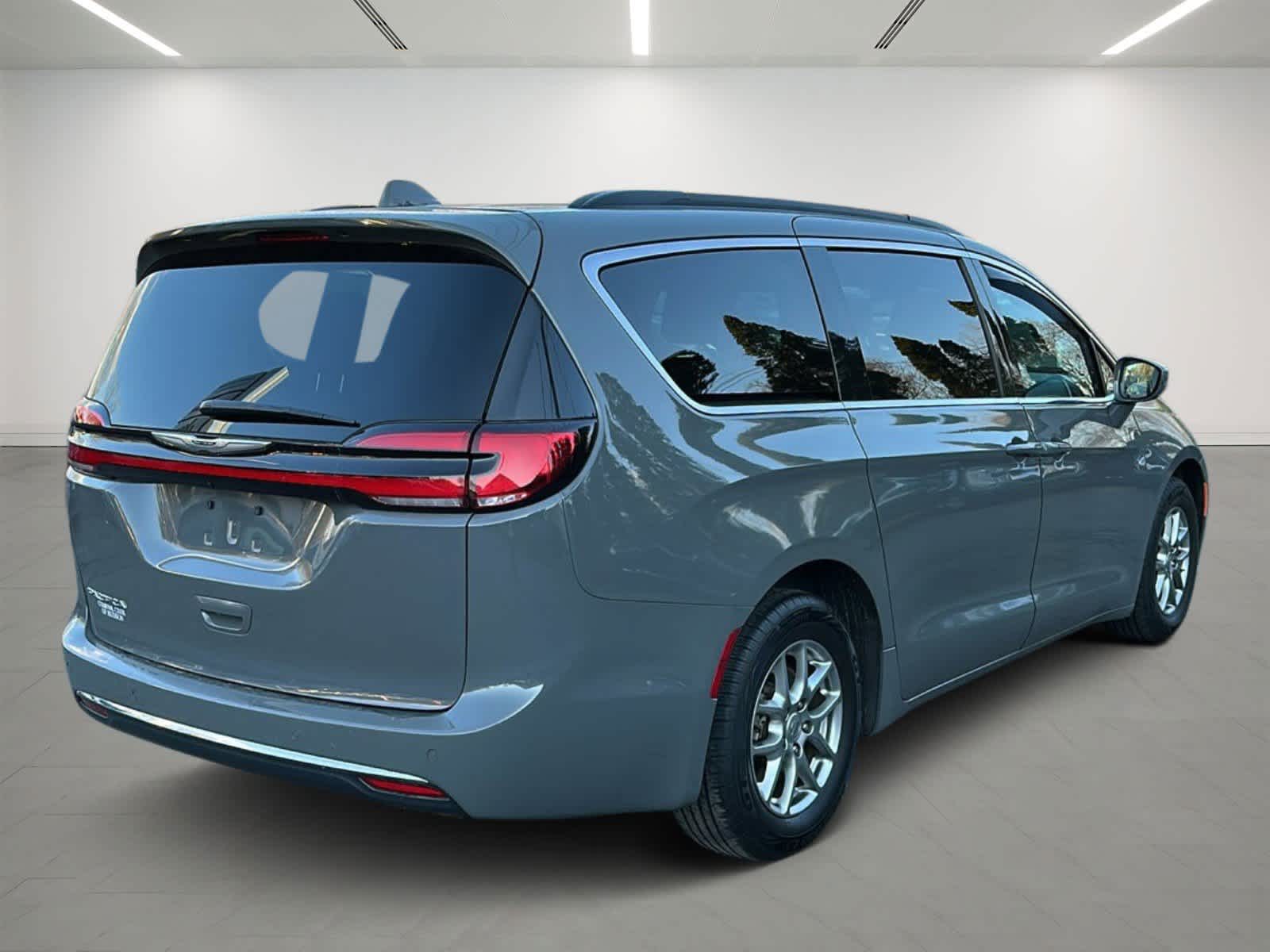 2022 Chrysler Pacifica Touring 4