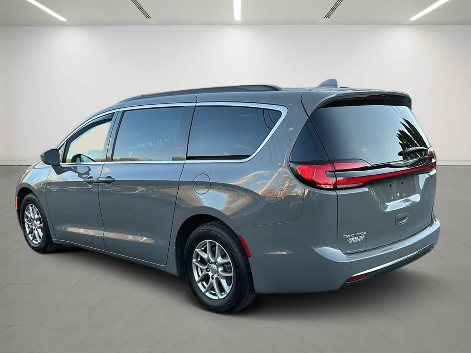 2022 Chrysler Pacifica Touring 2