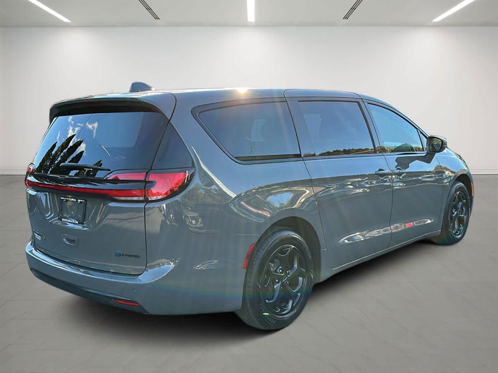 2022 Chrysler Pacifica Hybrid Touring L 4