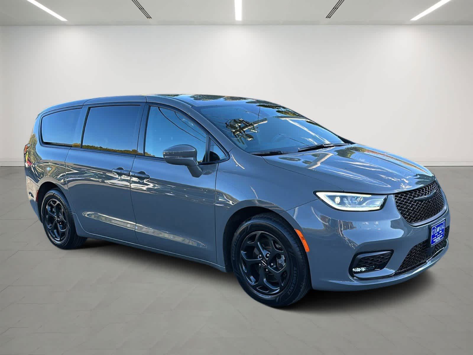 2022 Chrysler Pacifica Hybrid Touring L 5