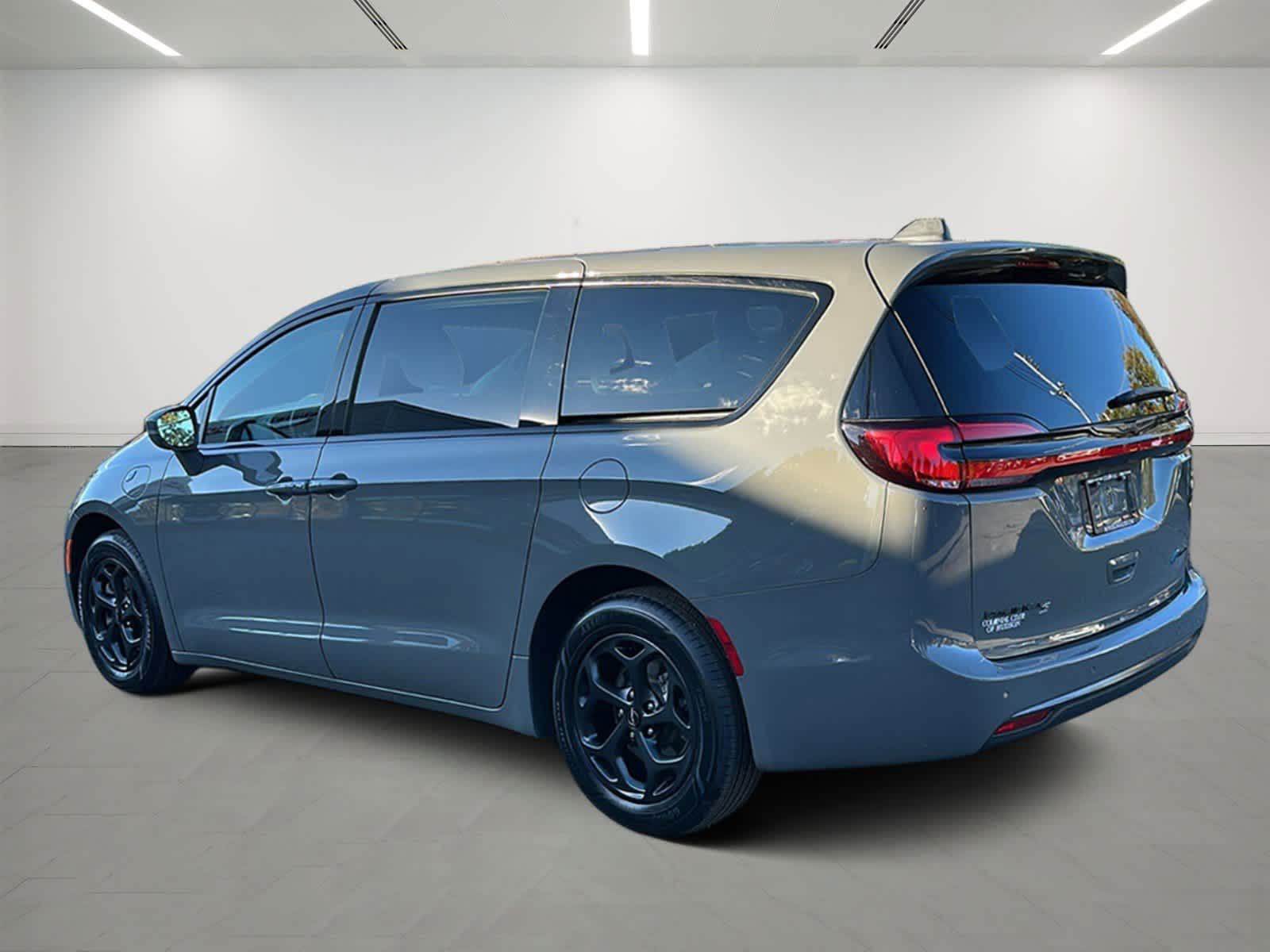 2022 Chrysler Pacifica Hybrid Touring L 2