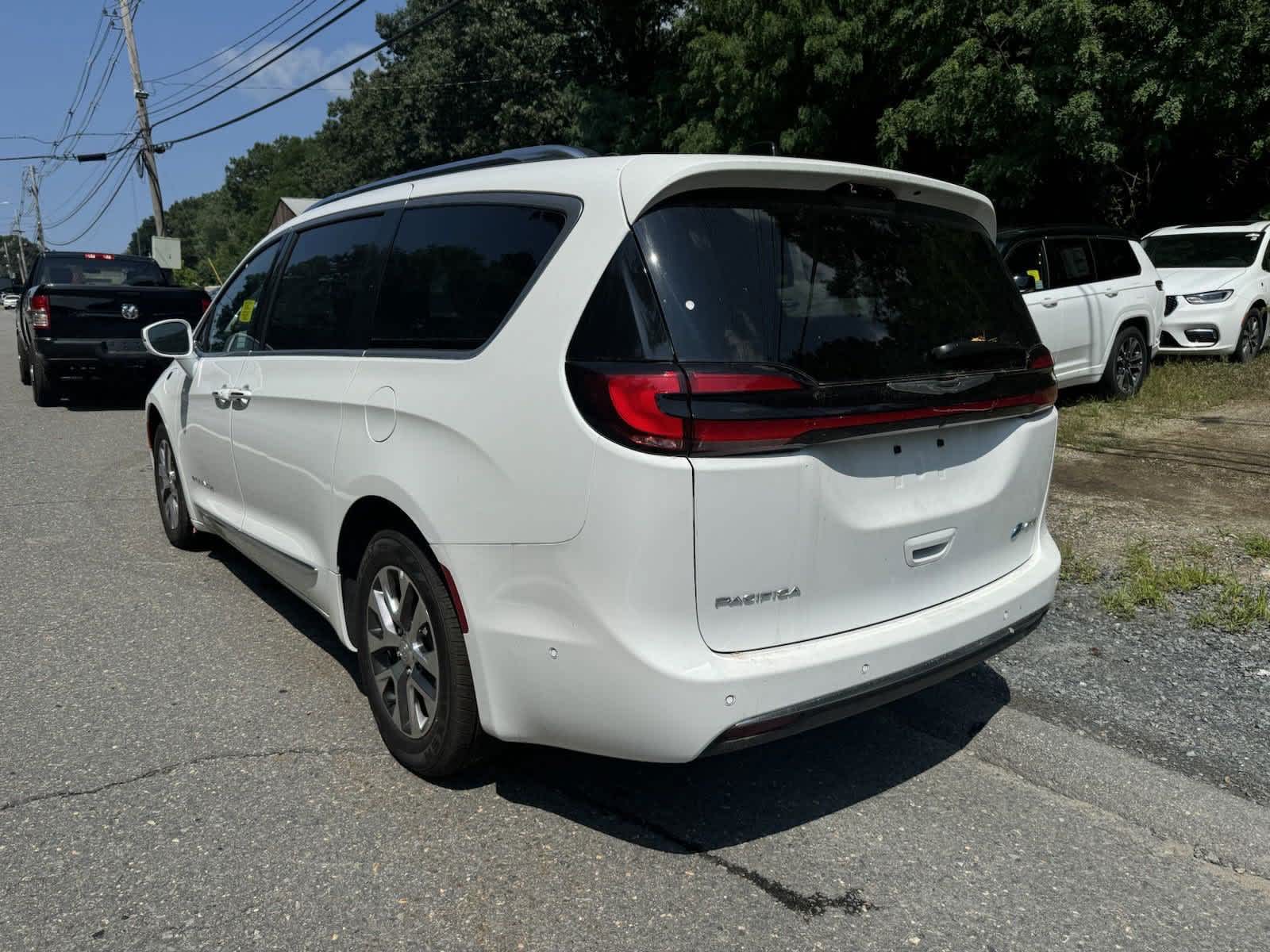 2024 Chrysler Pacifica Hybrid Pinnacle 2