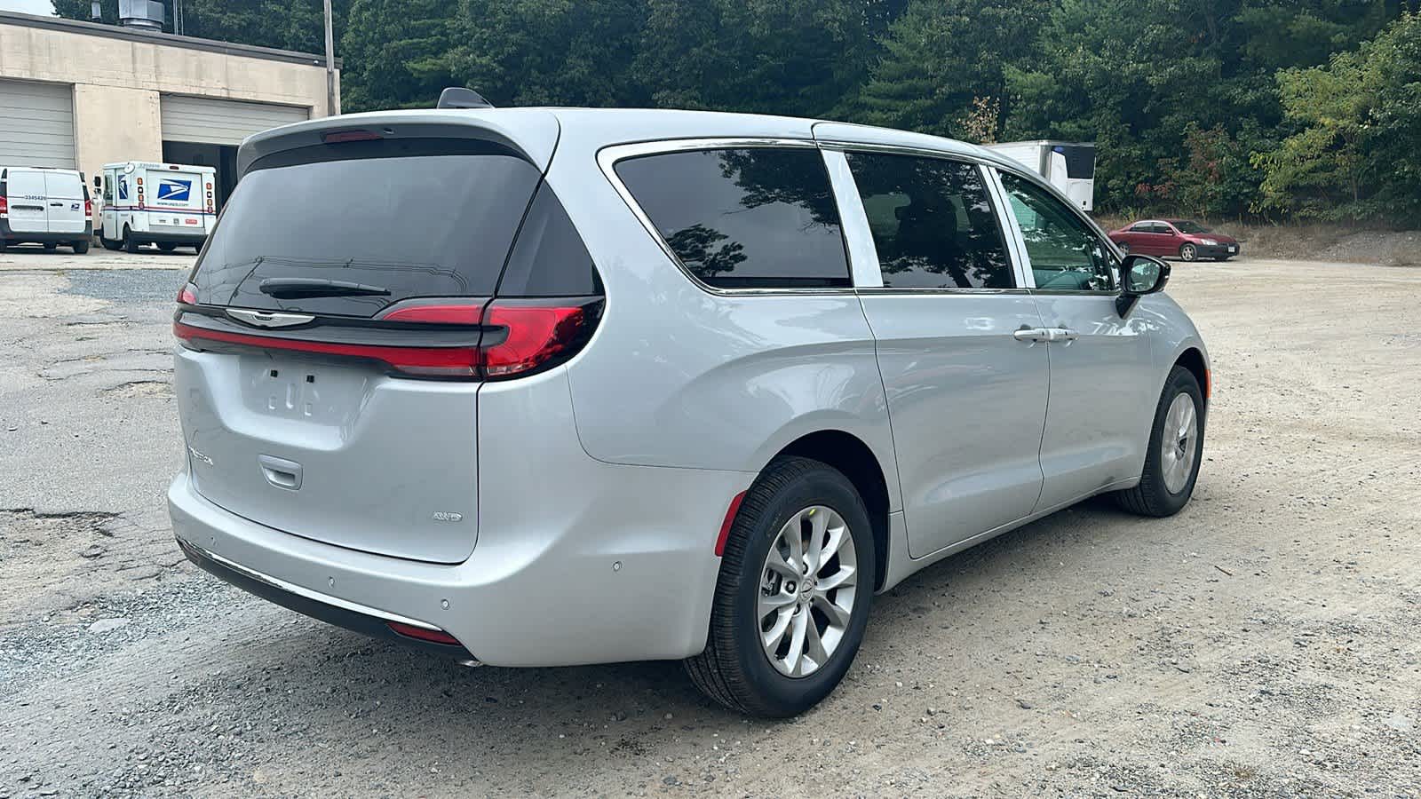 2024 Chrysler Pacifica Touring L 4