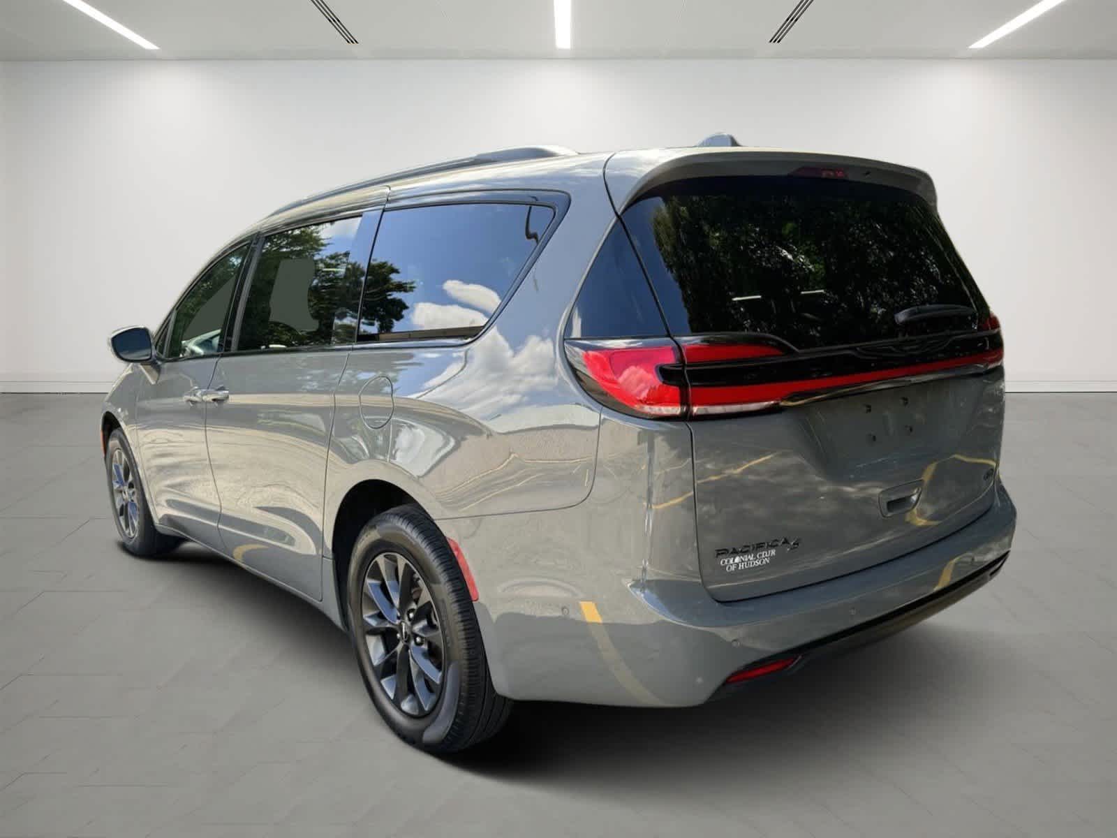 2022 Chrysler Pacifica Touring L 2