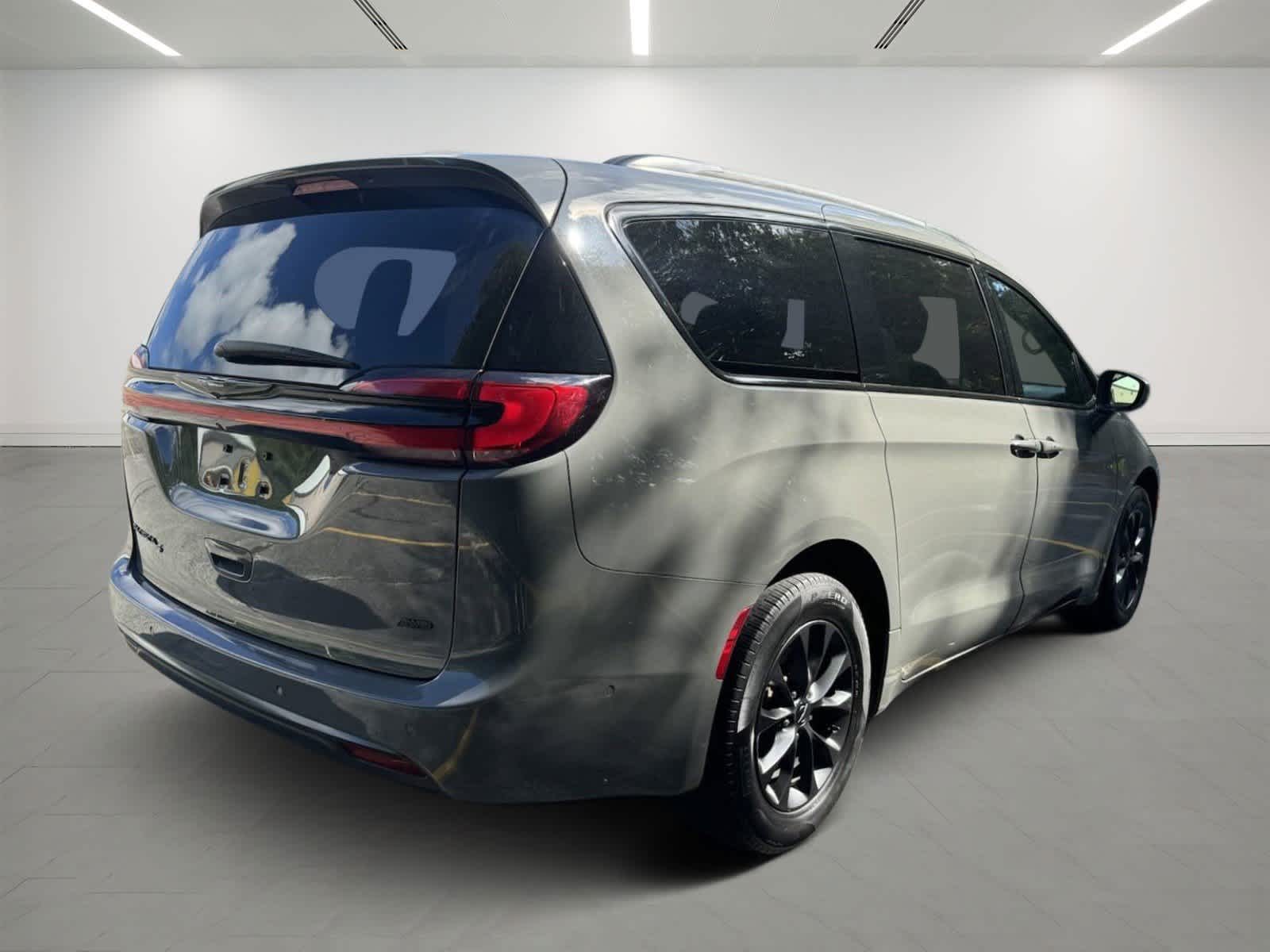 2022 Chrysler Pacifica Touring L 4